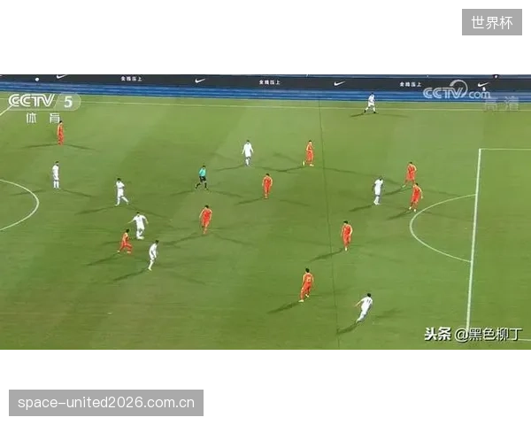 捷克队进攻依赖边中结合,两翼卫的传中质量是撕开对手防线的核心。 捷克队进攻依赖边中结合,两翼卫的传中质量是撕开对手防线的核心。